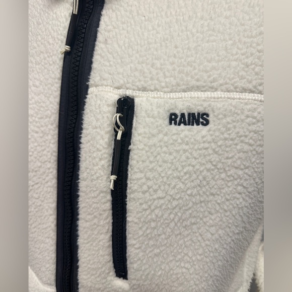 Rains jacket 18420 Heavy Fleece Jacket
white color size S but runs big - Picture 4 of 8